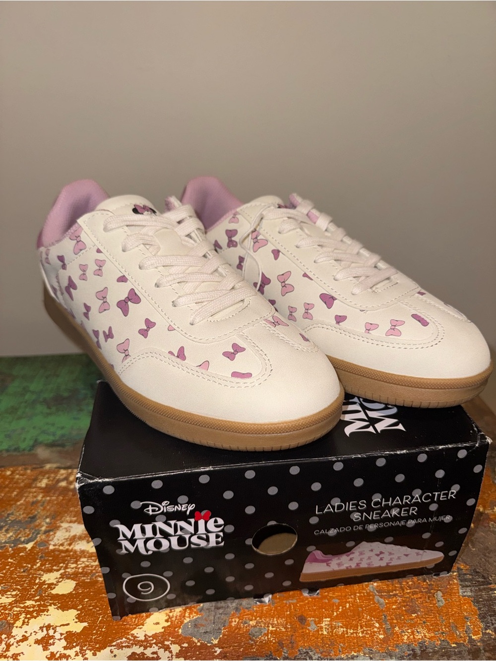 Disney Minnie Mouse White Sneakers with Pink Bow Print ladies size 9
